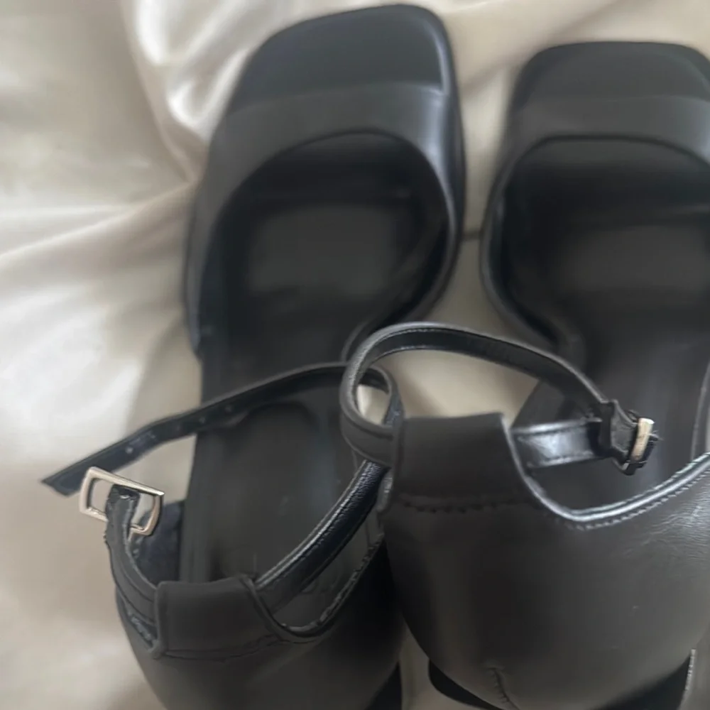 Gianni Bini Black Block Heel Sandals - Picture 6 of 6